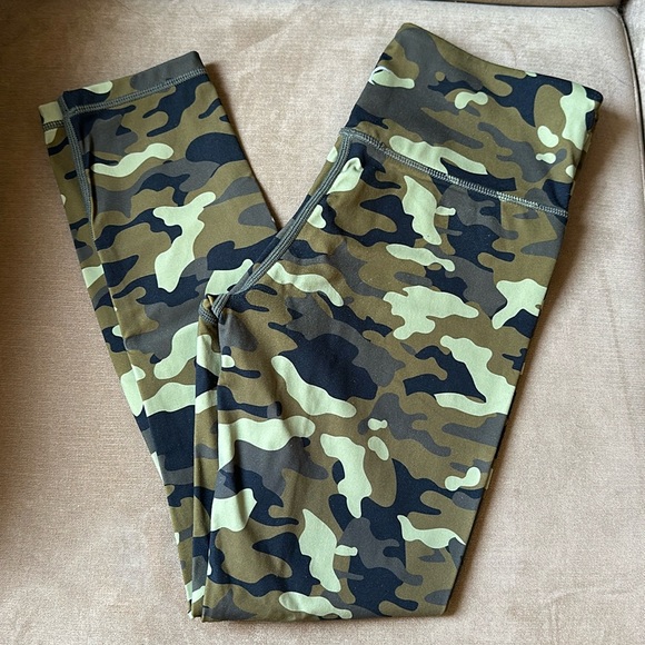 Zyia camo reflective leggings, worn once - Picture 1 of 3